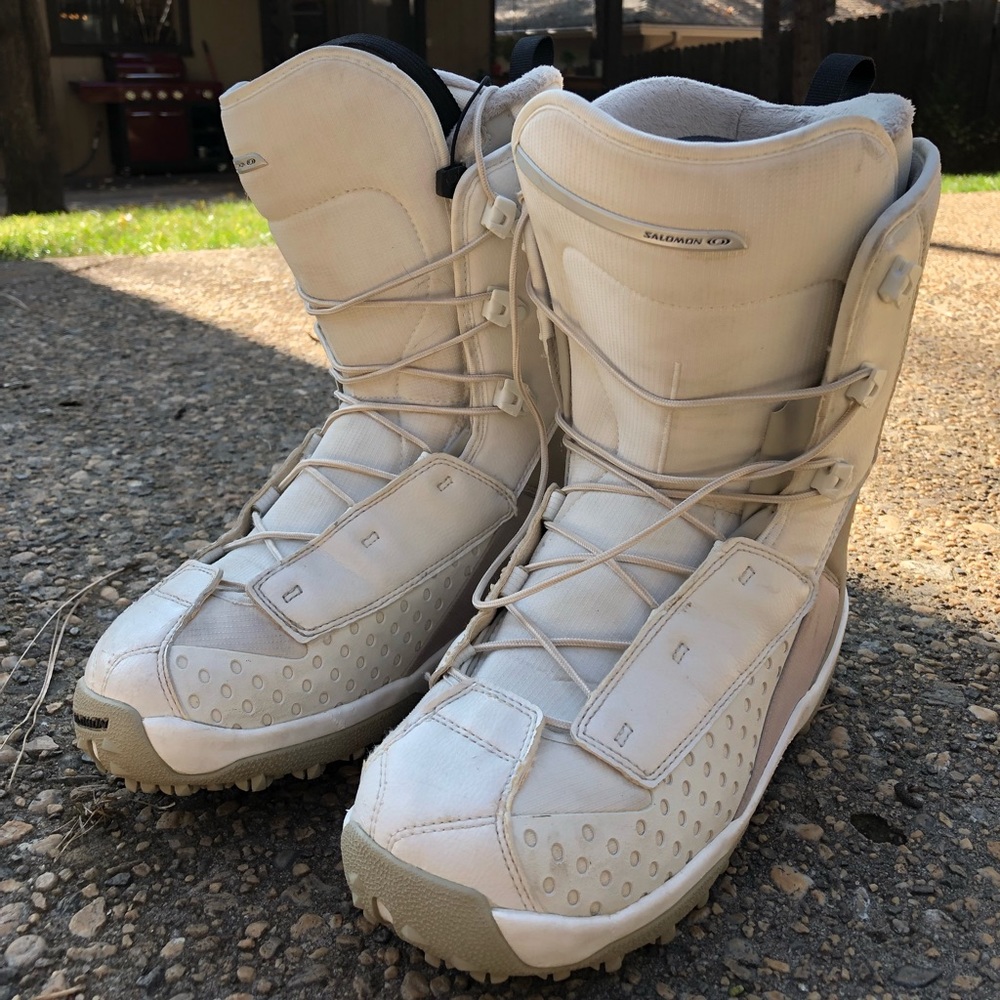 Snowboard boots